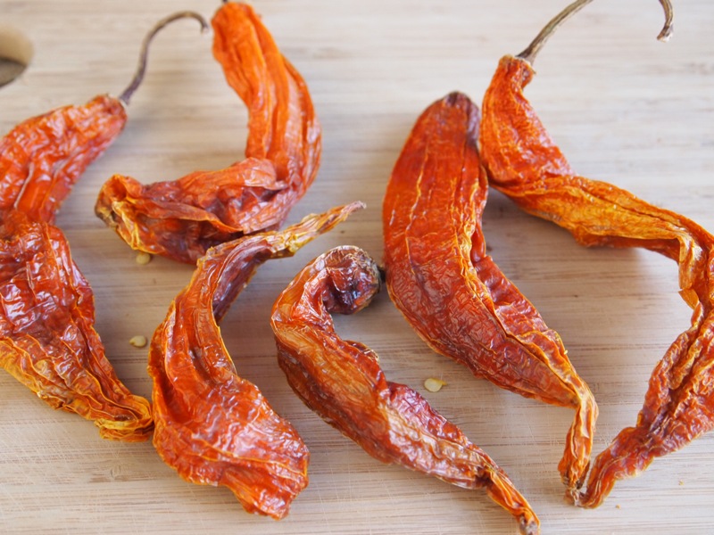 It is a Peruvian hot pepper dried in the sun, which gives it a unique flavor and intensity.