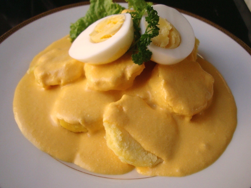 Cover the potatoes with the huancaína sauce.