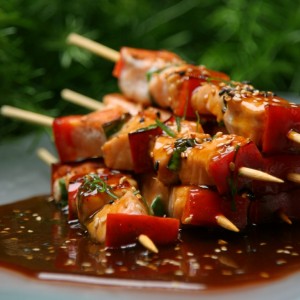 Anticuchos de pescado with an oriental sauce that has a sweet and tasty combination.