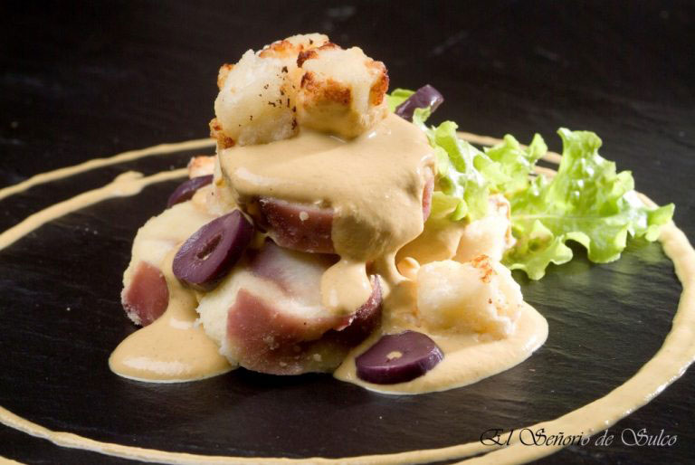 This dish is very similar to papa a la huancaína, but the sauce is added peanut and huacatay.